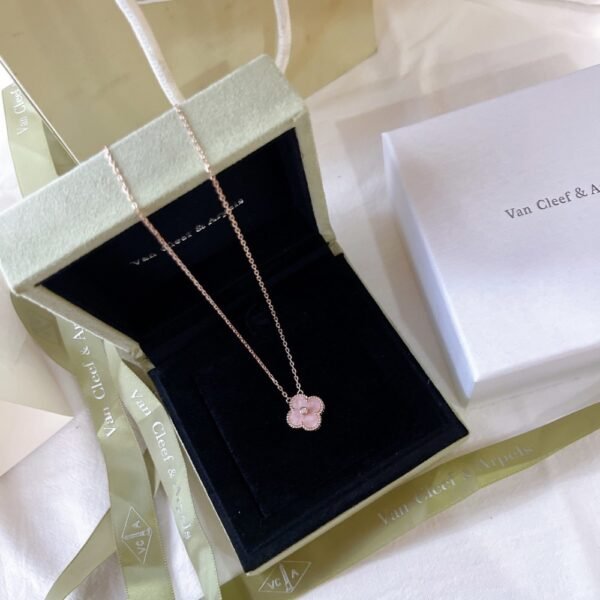 VCA Necklace 037