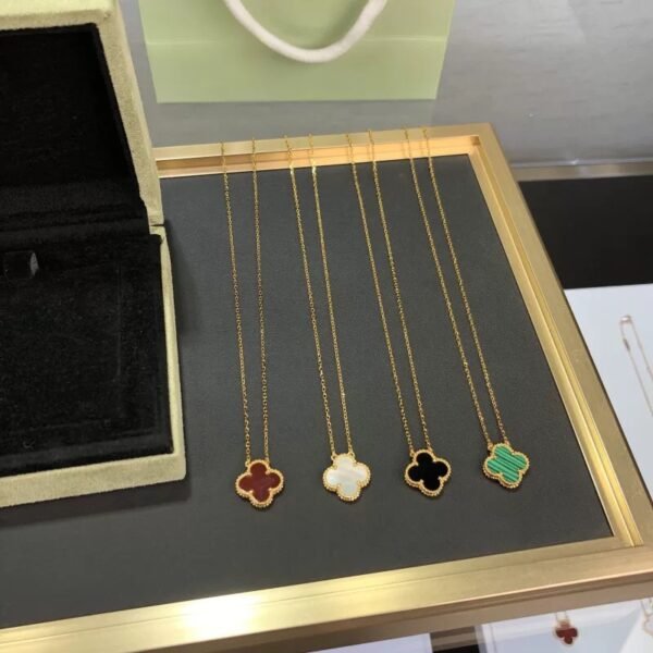 VCA Necklace 043