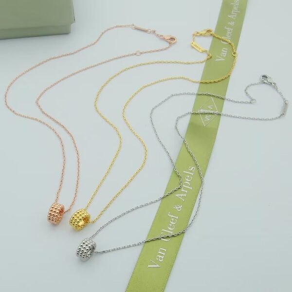 VCA Necklace 049