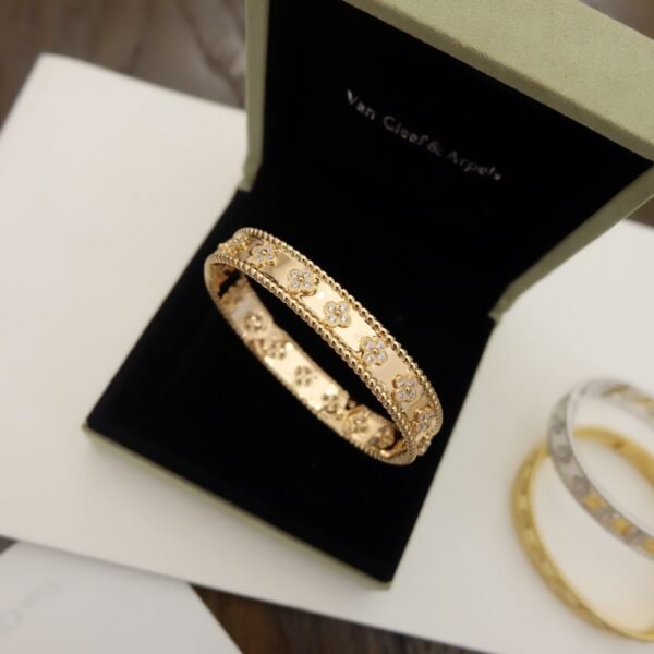 VCA Bracelet 020