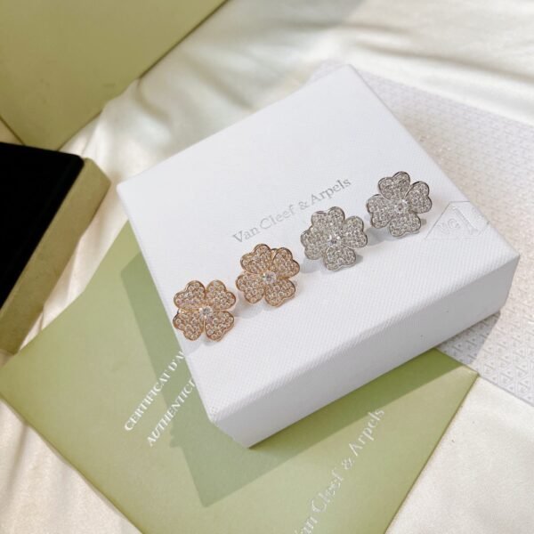 VCA Earring 028