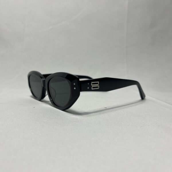 GM 042 - Image 3