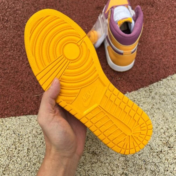 Air jordan 1 retro High OG "University gold and light bordeaux" - Image 4